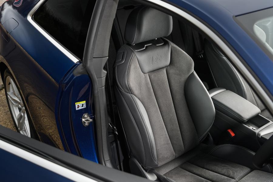Интерьер Audi A5 Coupe 2.0 TDI S-Line 2016 года  (UK) (фото 4 из 40)